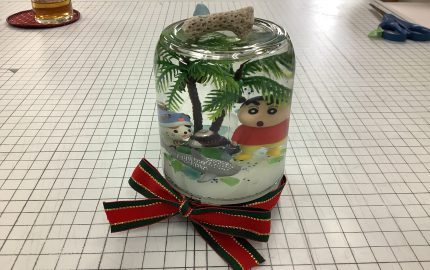 令和5年度　夏休み企画　サステなひろば「ミニペットボトルで「スノードーム」を手作りしよう」(8/19)