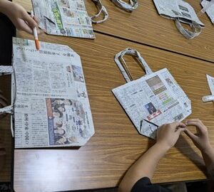 出前講座「新聞紙エコバック」(8/7）